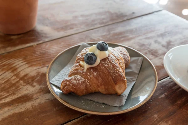 Croissant Cappuccino Breakfast — Stock Photo, Image