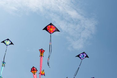 Mavi gökyüzü ve beyaz bulutlu uçurtmalar