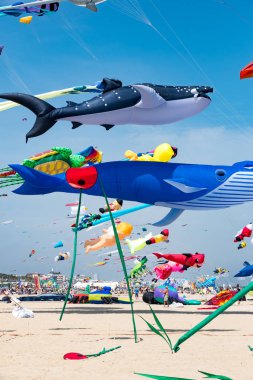 Mavi gökyüzü ve beyaz bulutlu uçurtmalar