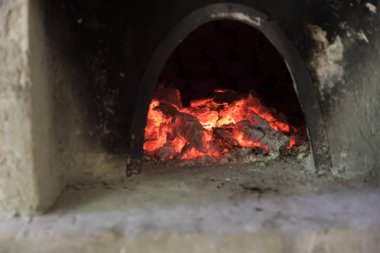 Işıklı köz ile ahşap fırın