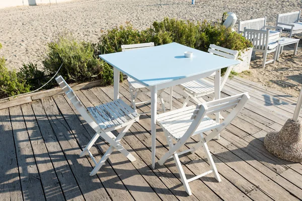 Mesa de café vazia na praia — Fotografia de Stock