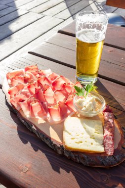 Leke salam ve peynir horseradish sos ile