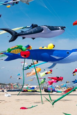 Mavi gökyüzü ve beyaz bulutlu uçurtmalar