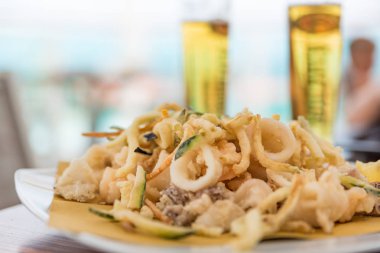 Kızarmış balık ve buz gibi bira.