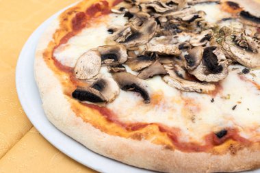 Pizza mantar manzaralı