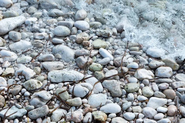 Strand med utsikt över stenar — Stockfoto