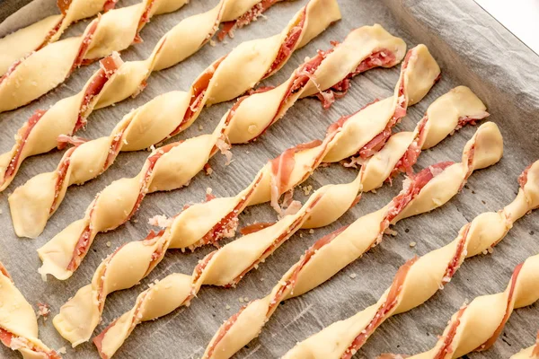 Breadsticks met spek te worden gekookt — Stockfoto