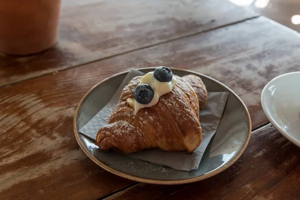 Croissant e cappuccino para o café da manhã — Fotografia de Stock