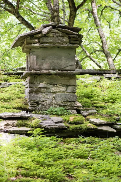 Edificios de piedra en el bosque — Foto de Stock