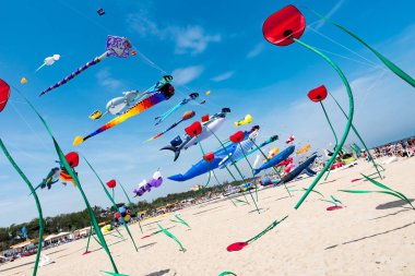 Mavi gökyüzü ve beyaz bulutlu uçurtmalar