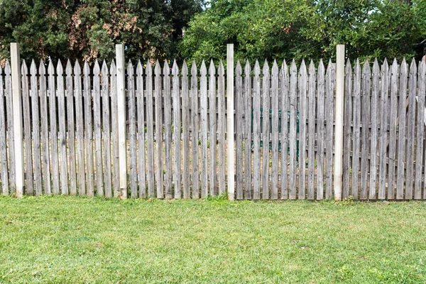 Valla de madera en el prado —  Fotos de Stock