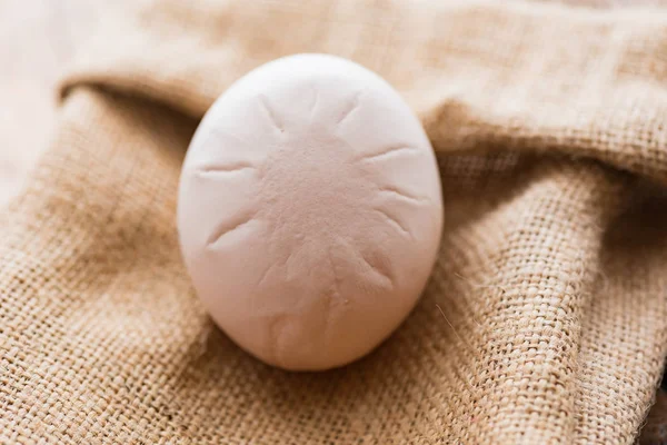 Kurze jajko ze znakami na shellu — Zdjęcie stockowe