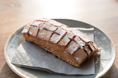 Masanın üzerine karışık ay çöreği