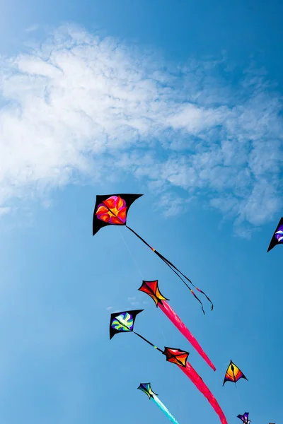 Vliegers met blauwe lucht en witte wolken — Stockfoto