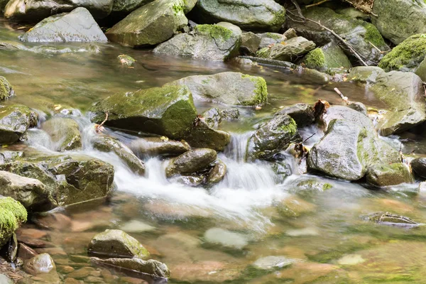 Watervallen in de stream — Stockfoto