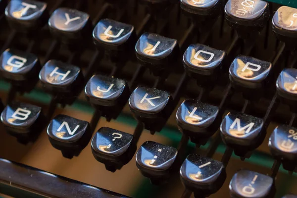 Teclados vintage em um mercado de pulgas — Fotografia de Stock