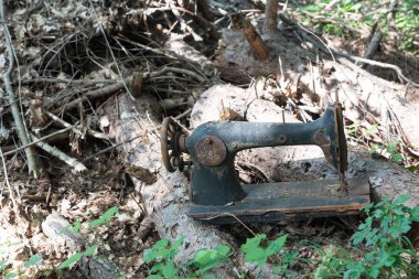 Eski paslı dikiş makinesi