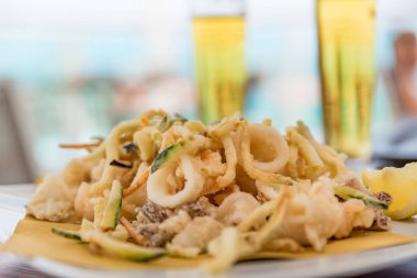 Kızarmış balık ve buz gibi bira.