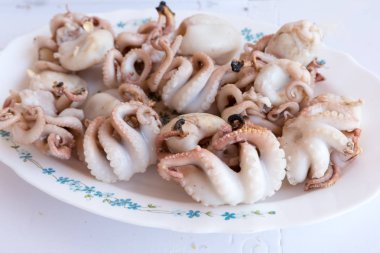 Izgara polipleri pişiriyorum.