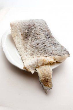 Çiğ tuzlanmış morina balığı dilimi.