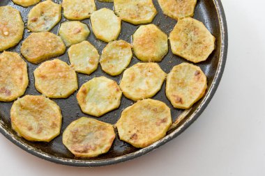 Fırında patates kızartması.