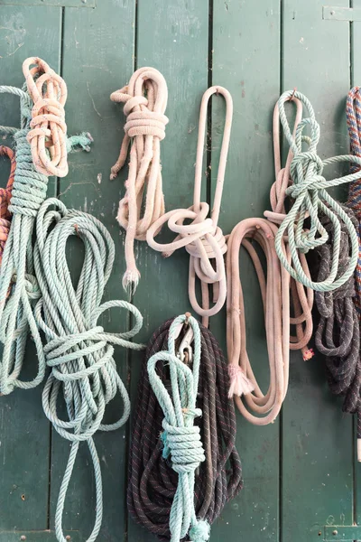 Cuerdas de diferentes colores —  Fotos de Stock