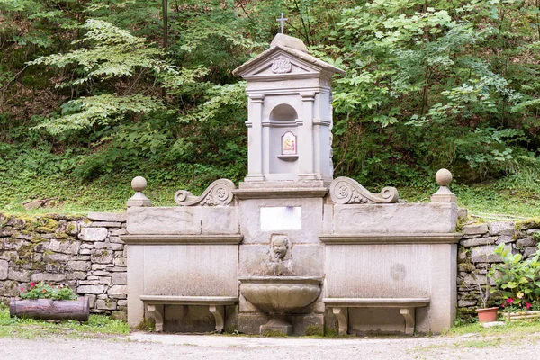 Fuente de piedra en el bosque — Foto de Stock