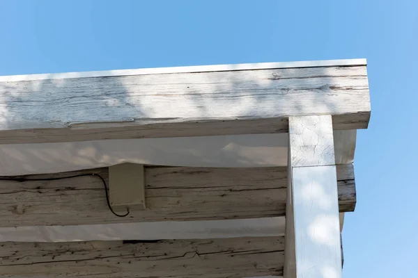 Pergolato in legno verniciato bianco da vicino — Foto Stock