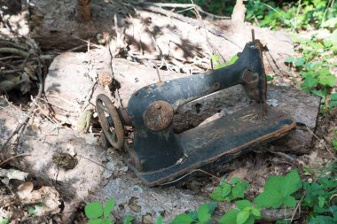 Eski paslı dikiş makinesi