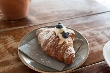 Kruvasan ve cappuccino kahvaltı için