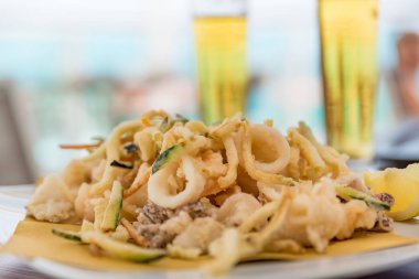 Kızarmış balık ve buz gibi bira.