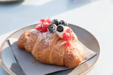 Böğürtlenli kremalı kruvasan