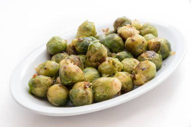 Lezzetli Brüksel lahanası beyaz arka plan