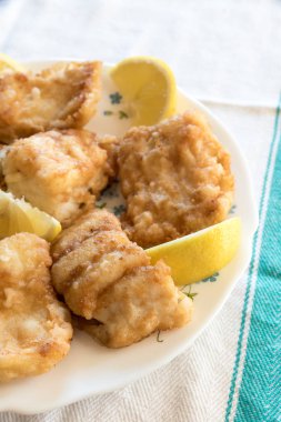 Limonlu ekmekli ve kızarmış tuzlu morina