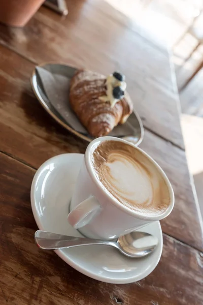 Croissant e cappuccino para o café da manhã — Fotografia de Stock