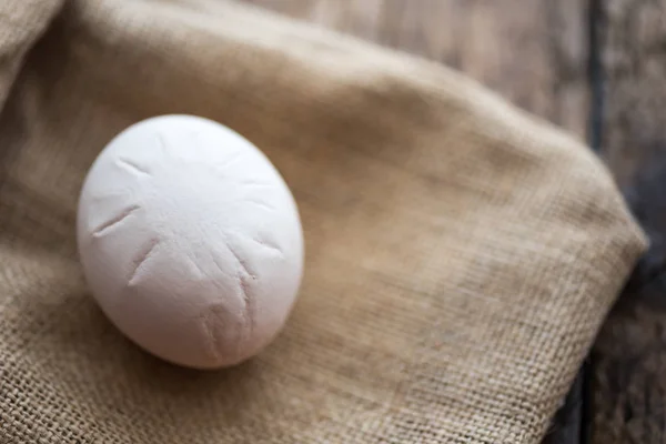Hen's egg with marks on the shell — Stock Photo, Image