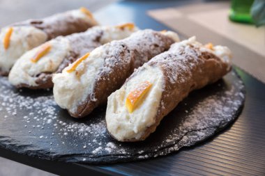 Ricotta ve şekerli Sicilya Cannoli 'si