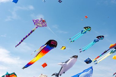 Mavi gökyüzü ve beyaz bulutlu uçurtmalar