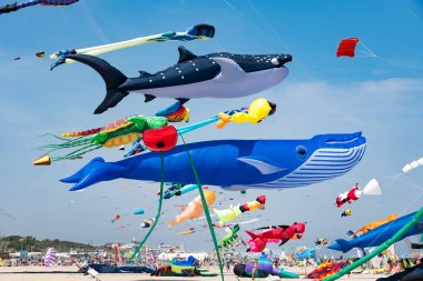 Mavi gökyüzü ve beyaz bulutlu uçurtmalar