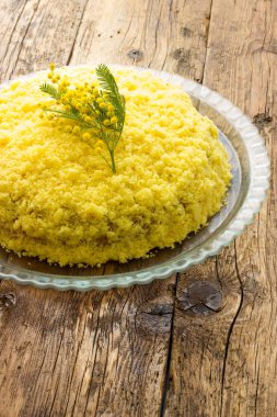 Anneler günü için geleneksel Mimoza pastası