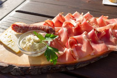 Leke salam ve peynir horseradish sos ile