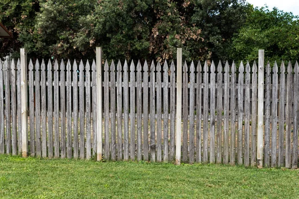 Houten piket hek in de weide — Stockfoto