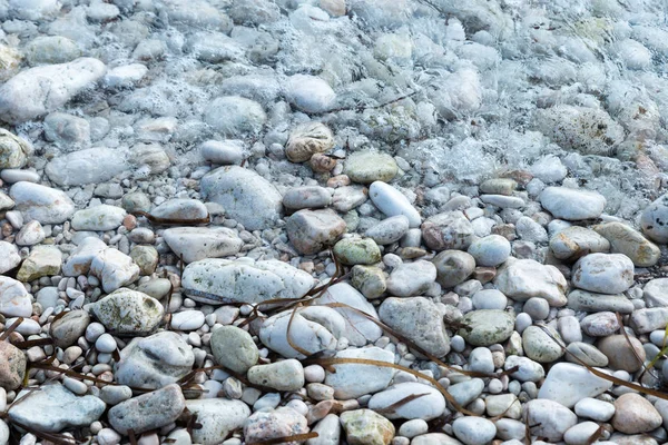 Strand med utsikt över stenar — Stockfoto