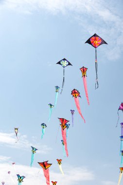 Mavi gökyüzü ve beyaz bulutlu uçurtmalar