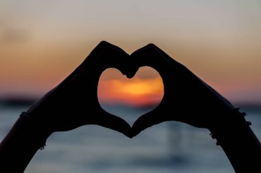 Şafakta elleriyle kalp