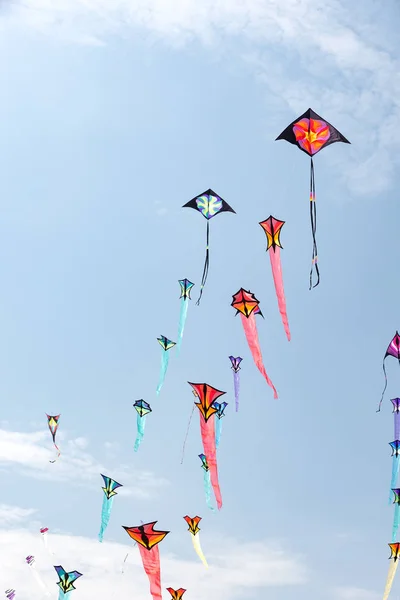 Pipas com céu azul e nuvens brancas — Fotografia de Stock