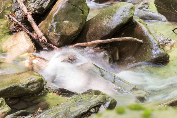 Vattenfall i strömmen — Stockfoto