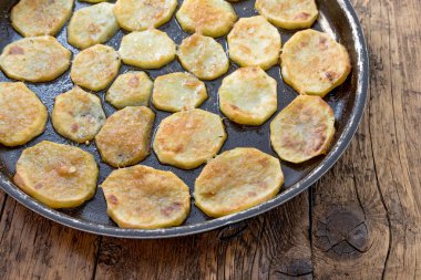 Fırında patates kızartması.