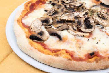 Pizza mantar manzaralı