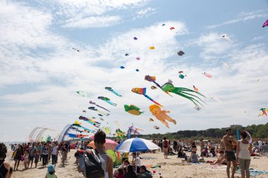 Mavi gökyüzü ve beyaz bulutlu uçurtmalar